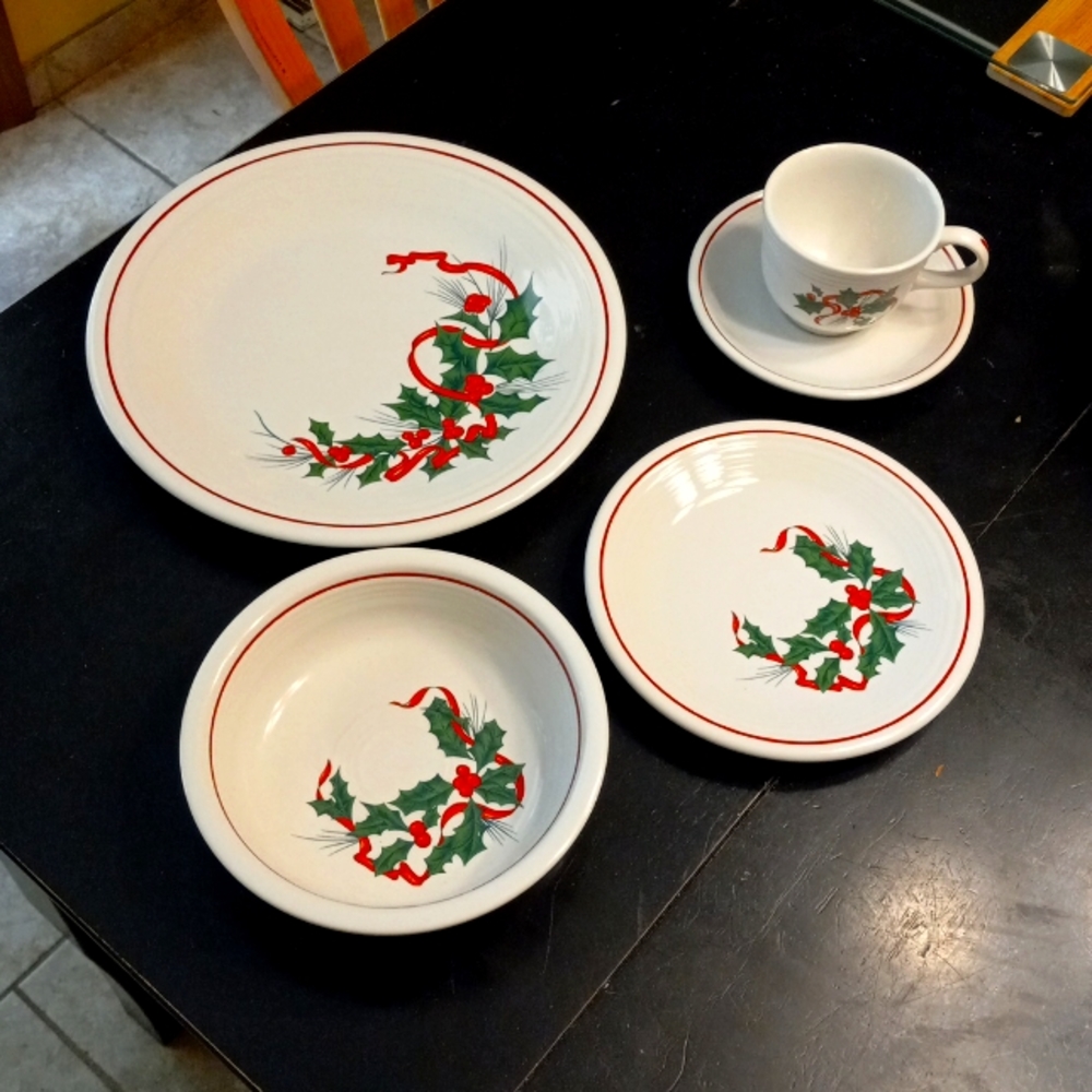 Fiesta Holly and Ribbon 5pc Set